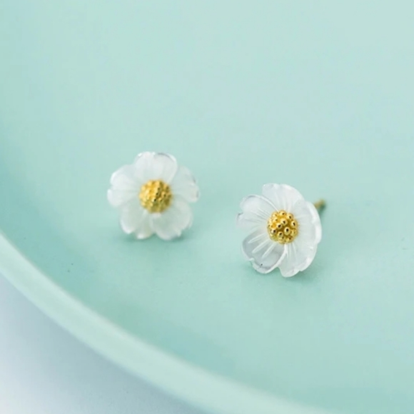 Gorgeous Flower Stud Earrings - Picture 4 of 5